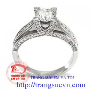 - Nhẫn nam được gắn 1 viên kim cương thiên nhiên 6 ly 