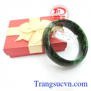 vòng ngọc mang lại bình an, may may, hài hòa trong cuộc sống cho gia chủ