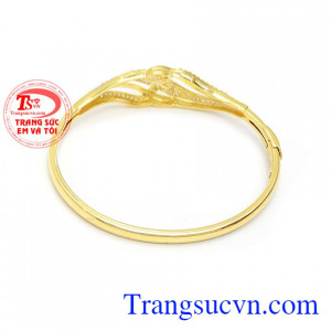 Vòng vàng đeo hợp với trang phục và đeo được liên tục mọi thời gian. Vòng tay nữ vàng cầu may