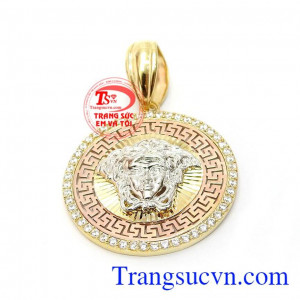 Mặt dây được làm từ vàng 10k và gắn viền bằng đá nhân tạo.