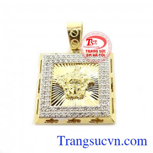 Mặt dây vàng vuông được thiết kế với các đường nét mạnh mẽ, khỏe khoắn, giúp phái nam thêm tự tin