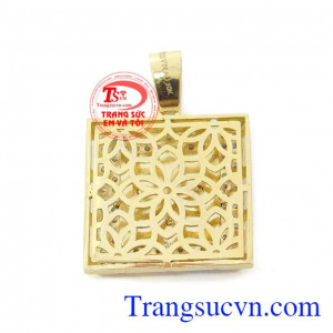 Sản phẩm chế tác từ vàng 10k sáng bóng kết hợp cùng đá CZ giúp cho người đeo trở nên thu hút hơn