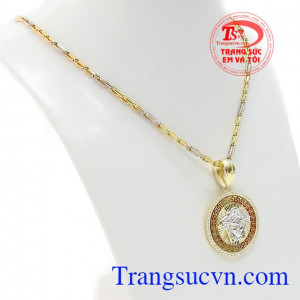 Sản phẩm dễ dàng kết hợp với nhiều trang phục khác nhau.