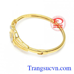 Vòng tay vàng màu tinh tế