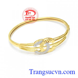 Vòng tay vàng màu tinh tế là sản phẩm xinh xắn được các bạn nữ ưa thích,