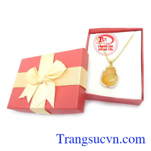 Mặt dây hồ ly thạch anh tóc vàng là sản phẩm thạch anh tóc thiên nhiên, tóc vàng dày, đẹp mang ý nghĩa phong thủy tốt cho người mệnh kim và mệnh thổ