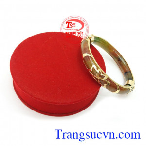 Ngọc cẩm thạch còn có tác dụng mang lại may mắn, bình an, giải trừ tà khí cho người đeo. Vòng Ngọc Bọc Vàng Bình An