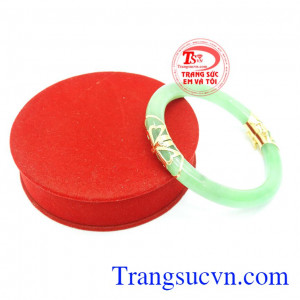 Ngọc cẩm thạch còn có tác dụng mang lại may mắn, tài lộc. Vòng Ngọc Bọc Vàng Tài Lộc