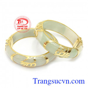 Ngọc cẩm thạch có tác dụng đem lại may mắn, bình an và tài lộc cho người đeo. Vòng Ngọc Vàng Chữ Phúc