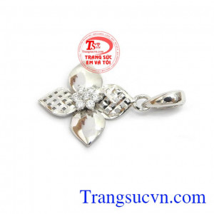sản phẩm đẹp được các bạn nữ yêu thích,Mặt dây chuyền vàng cánh hoa