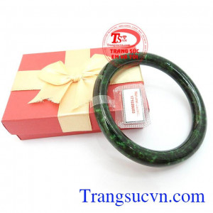 Vòng Phỉ Thúy chứa nguồn năng lượng tốt, có tác dụng mang lại hạnh phúc, bình an và tài lộc