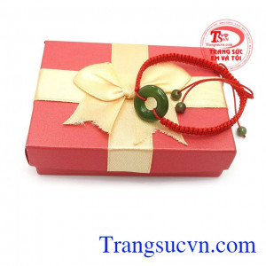 Ngọc cẩm thạch đem lại sự an tâm và làm giảm bớt lo lắng, cân bằng của nó làm cho nó hài hòa tất cả các khía cạnh của cuộc sống, làm cho người đeo cảm thấy tích cực hơn, hạnh phúc, tràn đầy năng lượng, tự tin và khỏe mạnh hơn.