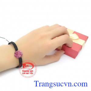 Ruby là biểu tượng ruby tượng trưng cho mặt trời, quyền lực, tự do,thịnh vượng và may mắn, là một loại đá hoàn hảo nhất.