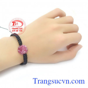 Ruby là biểu tượng ruby tượng trưng cho mặt trời, quyền lực, tự do,thịnh vượng và may mắn