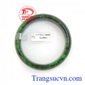 Vòng ngọc có tác dụng trừ tà, mang bình an, hạnh phúc và thăng tiến cho người đe