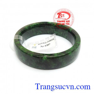 Vòng ngọc Phỉ Thúy có tác dụng trừ tà, mang bình an, hạnh phúc và may mắn cho người đeo vì vậy được rất nhiều người ưa chuộng.