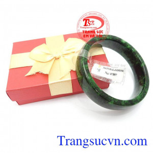 Vòng ngọc Phỉ Thúy có tác dụng trừ tà, mang bình an, hạnh phúc và may mắn cho người đeo vì vậy được rất nhiều người ưa chuộng.