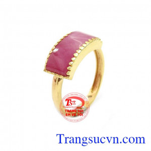 Nhẫn ruby mệnh hỏa xinh xắn được thiết kế với những đường nét cơ bản nhưng không kém phần tinh tế, nhẹ nhàng giúp bạn gái luôn tự tin và xinh đẹp. Sản phẩm chế tác từ vàng 10k, bảo hành uy tín, giao hàng toàn quốc. Nhẫn ruby mệnh hỏa xinh xắn