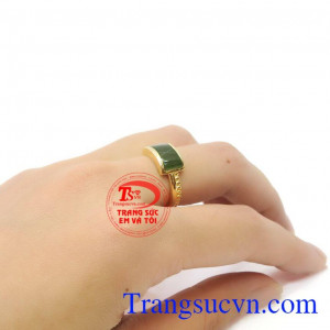 Nhẫn sang trọng trên tay