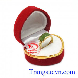 Nhẫn trong hộp đựng