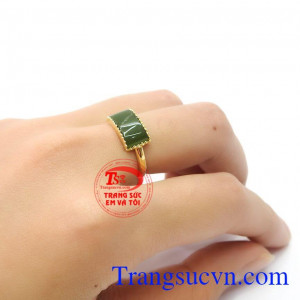 Nhẫn được đeo trên tay