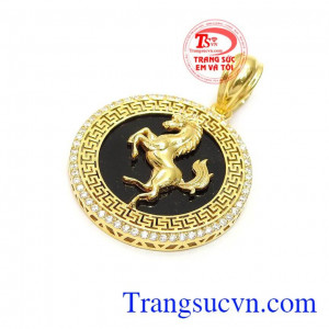 Mặt dây vàng phi mã là sản phẩm mặt dây ngụa vàng 10k, sản phẩm được chế tạo theo công nghệ 3D mới, sản phẩm tinh tế sang trọng