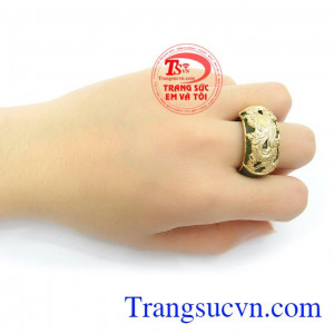 Nhẫn ngọc cẩm thạch có tác dụng trừ tà, mang tài lộc, bình an cho người đeo