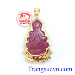 Phật Bà trong phong thủy là biểu tượng của sự bình an, lòng thánh thiện, bác ái, hướng phật, đem tới sự may mắn cho gia chủ. mặt dây Phật Bà phù hợp nhiều loại dây chuyền khác nhau