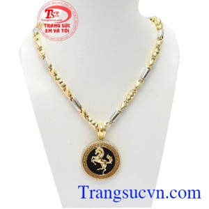 Bộ dây vàng phi mã là sản phẩm bộ dây chuyền nam sang trọng, mạnh mẽ