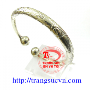 Lắc trẻ chạm rồng