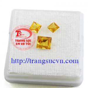 Saphire vàng Các loại đá saphire vàng hình dạng:  Đá quý saphir vàng thiên nhiên, Tên ngọc học: Natural Sapphire Yellow,   Saphir hình tròn,saphir hình oval, Saphir hình tam giác, sapphire hình hạt dưa, saphire hình trái tim .. Cắt: Facet hoặc Cabochon  Đ