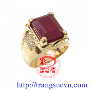 Nhẫn nam ruby được chế tác bằng vàng 18k , vàng màu có gắn 1 viên đá quý ruby thiên nhiên (nguồn gốc thiên nhiên)