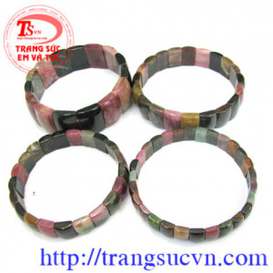 Vòng tay toumalineTourmaline nhị sắc là một loại đá quý kỳ diệu bởi nó có 2 màu, có thể là hồng và xanh lá hoặc hồng và xanh dương, chỉ trong một tinh thể đơn nhất. Người ta đã đề cập đến Tourmaline nhị sắc trong sách vở từ đầu thế kỷ 20, nhưng cho tới tậ