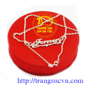  mặt dây 5 chữ giá 325k (bao gồm cả dây và mặt  - mặt dây từ 6 chữ trở lên cứ mỗi chữ + 10k  - Nếu yêu cầu thêm các chi tiết khác thì giá có thể thay đổi tùy theo yêu cầu cụ thể   + Ngoài ra quý khách còn có thể xi bóng,..và làm nhiều thể loại đồ trang sứ