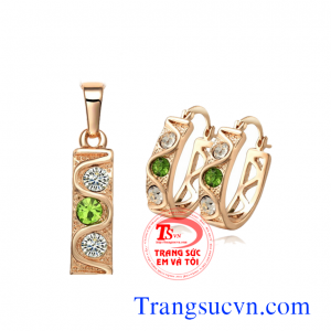 Bông tai và mặt dây vàng gắn đá peridot thiên nhiên