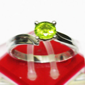 Nhẫn nữ màu xanh lá cây (lục vàng)