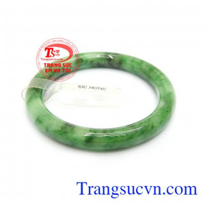 Vòng ngọc cẩm thạch to đẹp còn có tác dụng tốt cho vận khí, sức khỏe, tiền tài cho người đeo