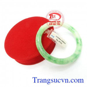 Vòng tay nữ ngọc cẩm thạch TSVN đeo hợp phong thủy có tác dụng mang lại may mắn, bình an và tài lộc