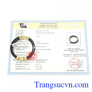 Giấy kiểm định đá quý từ trung tâm ngọc học. Vòng ngọc bọc vàng hoa văn 
