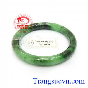 Vòng Tay Phỉ Thúy Phát Lộc là món đồ trang sức sang trọng quý phái