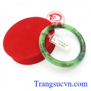 Vòng Tay Phỉ Thúy Phát Lộc là món đồ trang sức sang trọng quý phái