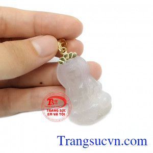 Thích hợp để đeo với dây da hoặc dây chuyền vàng