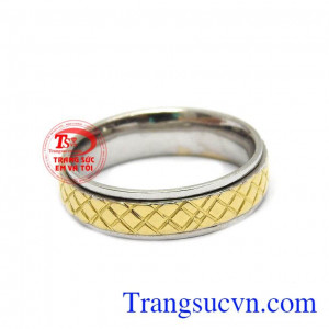 Mặt ngoài nhẫn được bao quanh bởi lớp vàng màu với các chi tiết chạm khắc đơn giản