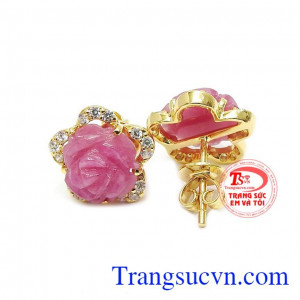 Sự kết hợp hài hòa giữa vàng tây và đá ruby tạo nên đôi boong tai sang trọng, tinh tế cho phái đẹp