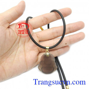 Có thể thay đổi dây cao su bằng dây chuyền vàng để thay đổi phong cách