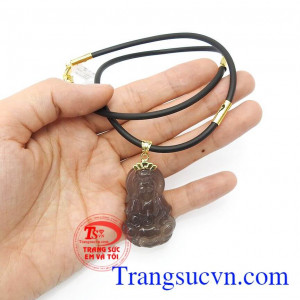 Bộ trang sức phật bà đá mã não bọc vàng bao gồm mặt dây đá mã não thiên nhiên màu khói xám, và dây cao su bọc rồng cá tính. Sản phẩm phù hợp với nhiều độ tuổi, bảo hành uy tín, giao hàng toàn quốc. Bộ trang sức phật bà đá mã não bọc vàng