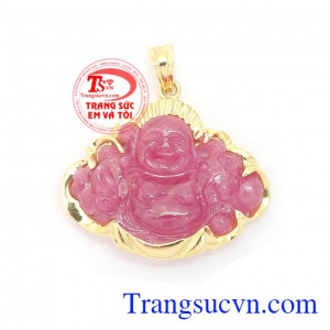 Mặt dây chuyền Ruby hình phật Di Lặc là biểu tượng mang lại vui vè, bình an và tài lộc cho người đeo, với đường nét mềm mại phù hợp với nhiều loại dây chuyền khác nhau