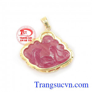 Mặt dây chuyền Ruby hình phật Di Lặc là biểu tượng mang lại vui vè, bình an và tài lộc cho người đeo, với đường nét mềm mại phù hợp với nhiều loại dây chuyền khác nhau
