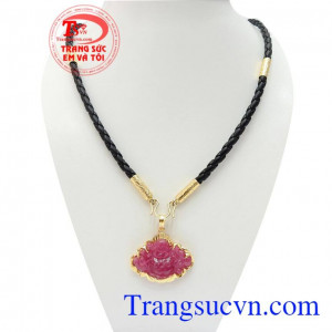 Bộ Dây Chuyền Ruby Bình An kết hợp giữa dây da bọc vàng và mặt dây Di Lặc Ruby thiên nhiên chất lượng cao, đeo hợp thời trang sang trọng và phong thủy