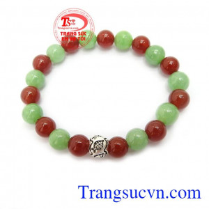 Chuỗi ngọc cẩm thạch và mã não là sản phẩm đẹp có charm bạc xinh xắn